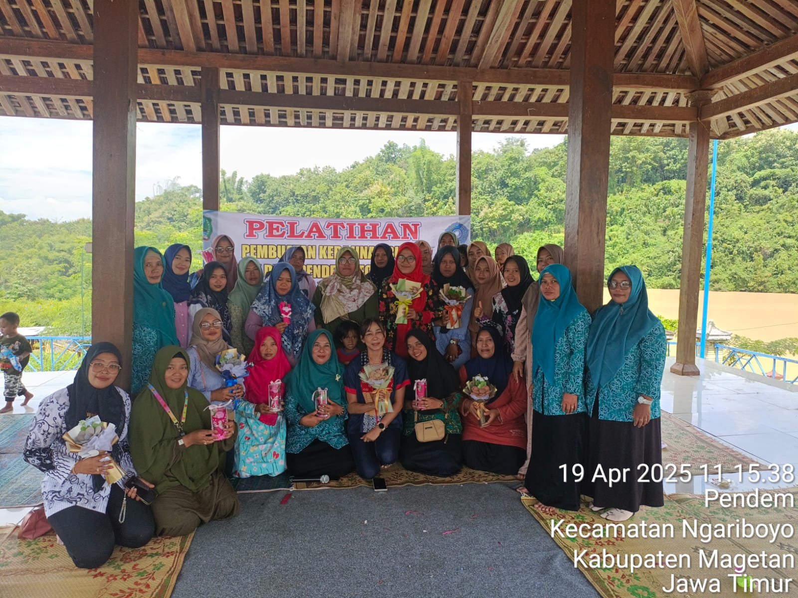 CIPTAKAN PELUANG USAHA KREATIF MELALUI PELATIHAN PEMBUATAN BUKET BERSMA PKK DESA PENDEM